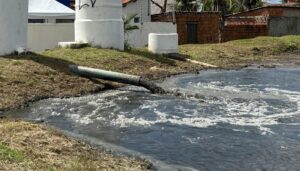 Visita técnica investiga irregularidades na estação de tratamento sem licença ambiental de operação em Fortaleza. (Foto: MPCE)