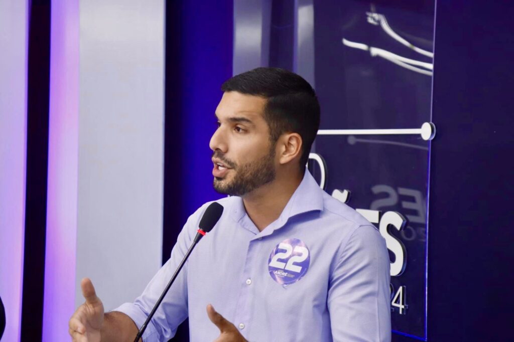 André Fernandes durante o debate promovido pela Band Ceará na última semana. (Foto: iBandCE)