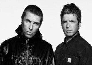 Liam e Noel Gallagher formam o Oasis. (Foto: Simon Emmett)
